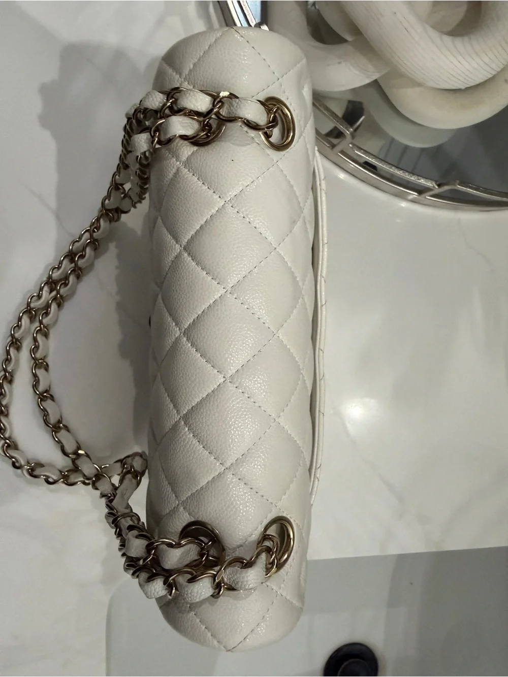 CHANEL White Quilted Shoulder Bag with Gold Hardware - Picture 4 of 7